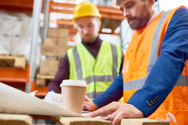 Trabajadores discutiendo documentación