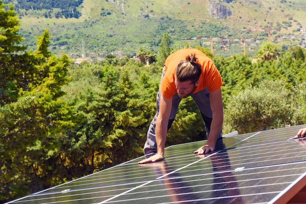 Foto los trabajadores ensamblan el sistema de energía con panel solar para electricidad.