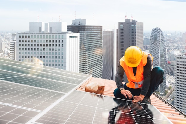 Los trabajadores ensamblan el sistema de energía con panel solar para electricidad.