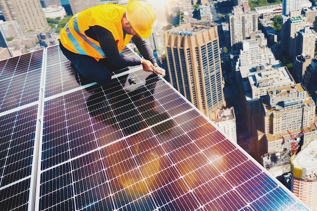 Los trabajadores ensamblan el sistema de energía con panel solar para electricidad.