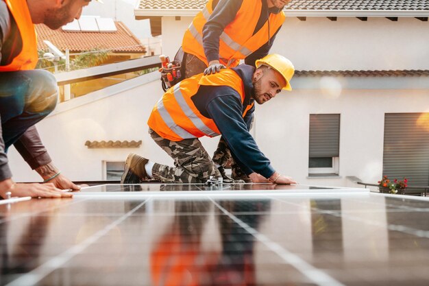 Foto los trabajadores ensamblan un sistema de energía con paneles solares para la electricidad