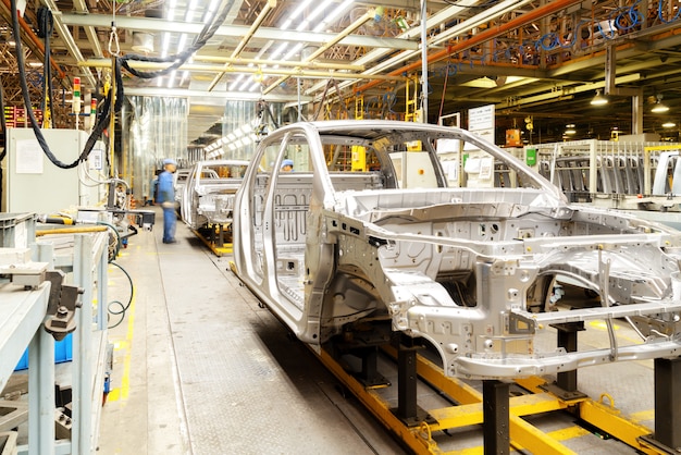 Los trabajadores estan produciendo autos