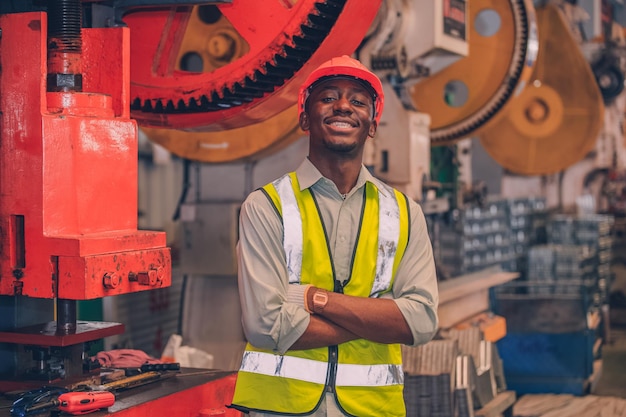 Los trabajadores están trabajando en las habilidades de los trabajadores de ingeniería de fábrica, la industria de capacitación de mantenimiento de calidad, el almacén de los trabajadores de fábrica, el taller para los operadores de fábrica, la producción del equipo de ingeniería mecánica.