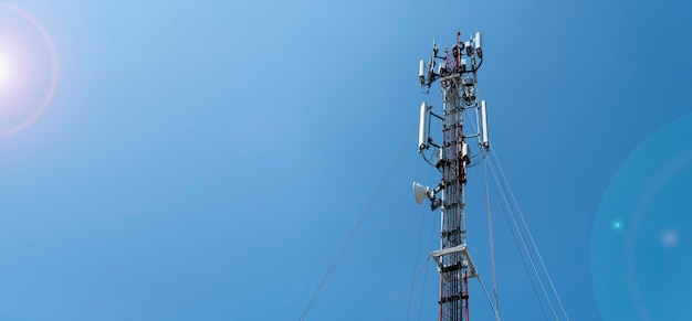 Los trabajadores están trabajando en la torre de antena 5g para el mantenimiento de los trabajadores técnicos de antenas celulares