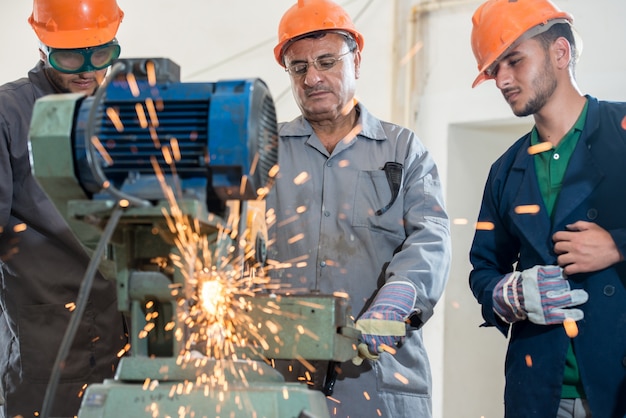 Trabajadores en la fábrica industrial