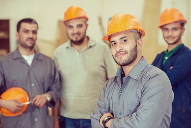 Trabajadores en la fábrica industrial