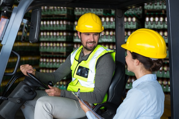 Trabajadores de la fábrica interactuando entre ellos en la fábrica