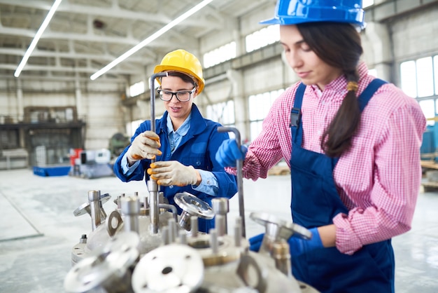 Foto trabajadores de fábrica usando llaves hexagonales