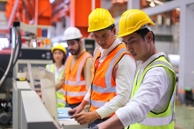 Trabajadores en una fábrica