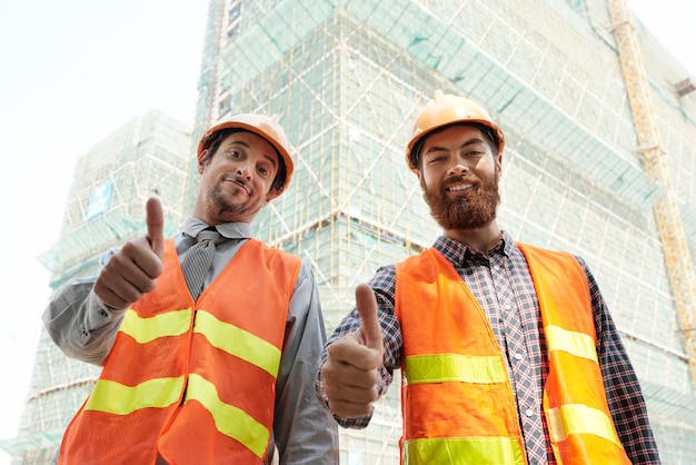 Trabajadores felices del sitio de construcción