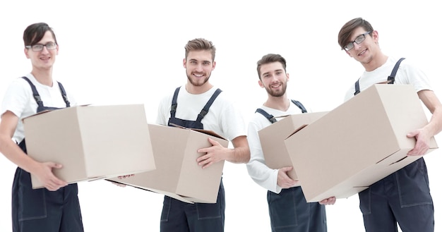 Trabajadores de fotografía sosteniendo cajas cuando mueven pisos