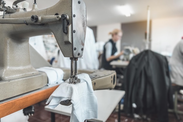 Foto trabajadores de la industria de la confección que trabajan en máquinas de coser