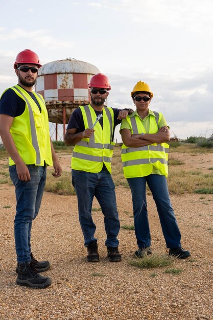 Trabajadores industriales latinos parados al aire libre