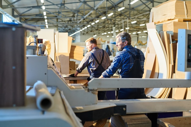 Trabajadores industriales en taller de montaje