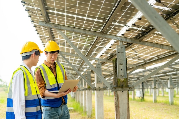 Trabajadores instalando paneles solares para energía eficiente en la ciudad