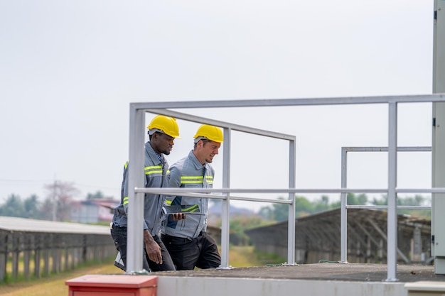 Trabajadores instalando paneles solares para energía eficiente en la ciudad