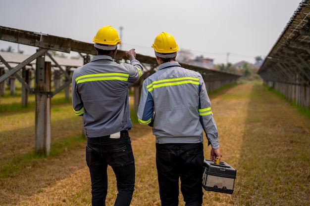 Trabajadores instalando paneles solares para energía eficiente en la ciudad