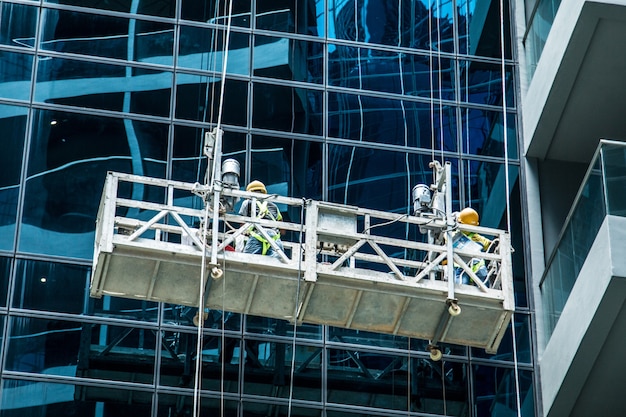 Los trabajadores lavan los edificios de oficinas modernos, los grandes almacenes.