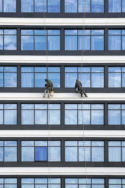 Los trabajadores limpian las ventanas de los rascacielos.