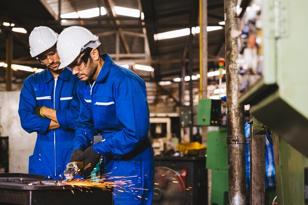 Foto trabajadores manuales que trabajan en fábricas