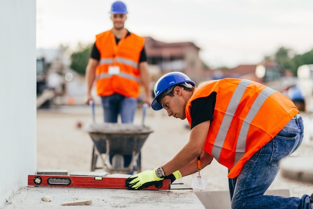 Foto trabajadores manuales en el sitio de construcción