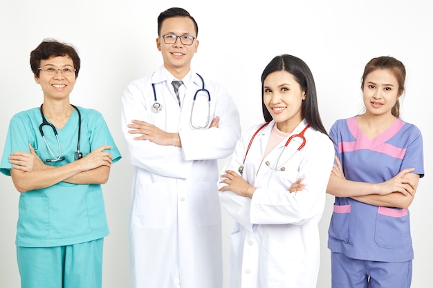 Trabajadores médicos en el fondo de la pared