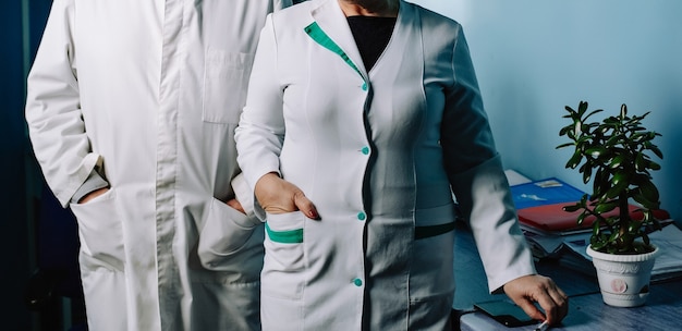 Foto trabajadores médicos en el laboratorio.