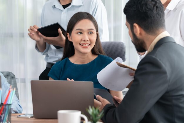 Trabajadores de oficina asiáticos en la oficina discutiendo y trabajando juntos Concord