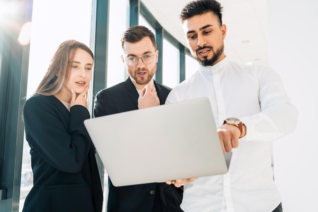 Trabajadores de oficina multirracial contemplando un nuevo proyecto