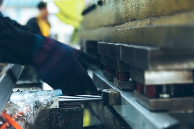 Foto los trabajadores operan las máquinas