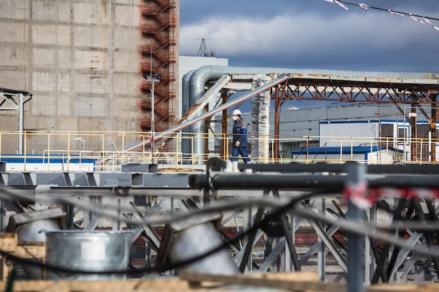 Trabajadores y personal de la central nuclear de Chernobyl completaron la construcción del arco móvil sobre el objeto Refugio de la cuarta unidad de potencia