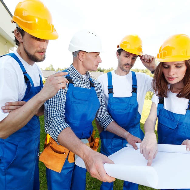 Trabajadores con plano