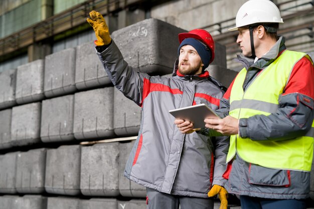 Trabajadores de planta moderna