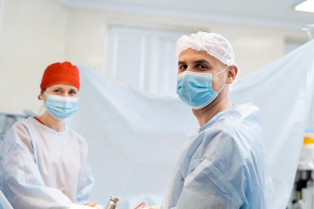 Trabajadores profesionales médicos en uniforme. Amistad del doctor guapo.