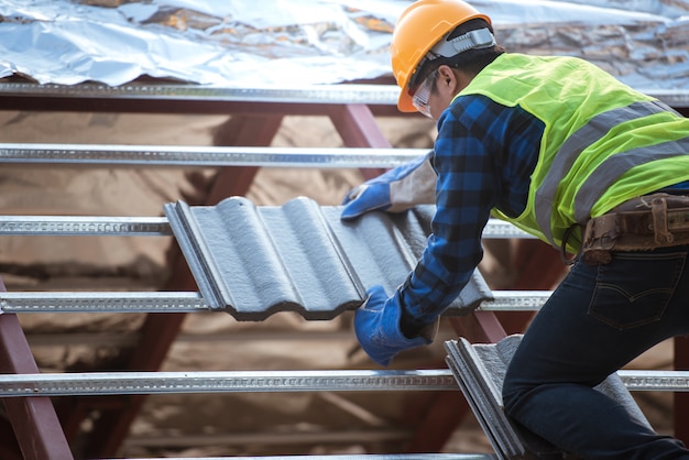 Trabajadores que instalan techos con ropa de seguridad Construcción de un techo de casa, tejas cerámicas o industria de tejas CPAC