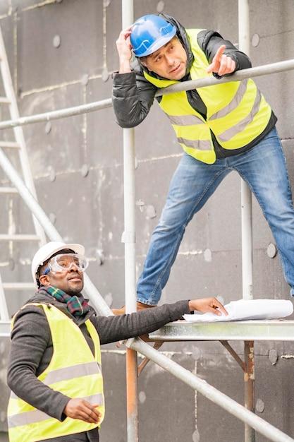 Foto trabajadores que trabajan en el sitio de construcción