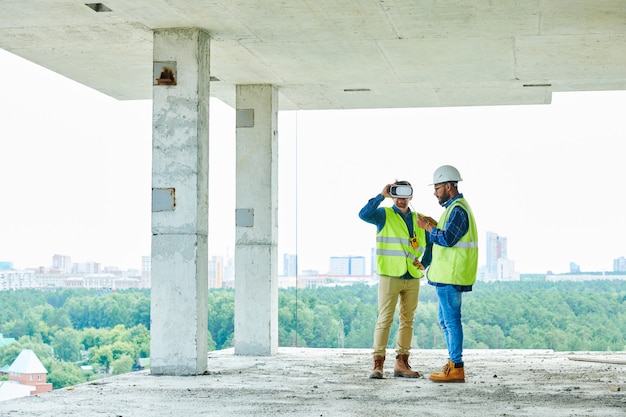 Trabajadores que usan VR en el sitio