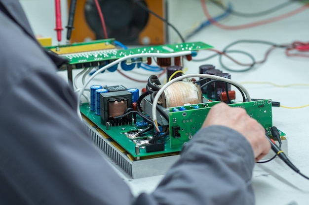 trabajadores de soldadura manual de placas de circuitos electrónicos de cerca