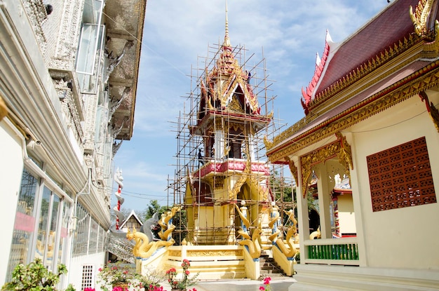 Los trabajadores tailandeses asiáticos renuevan y reparan el chedi restaurado en el templo Wat Muang el 25 de enero de 2017 en Ang Thong Tailandia