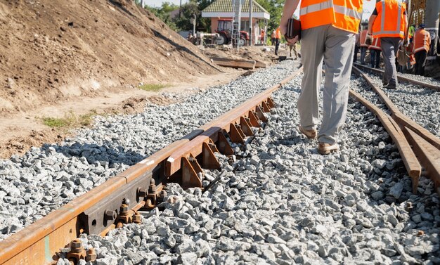 Trabajadores uniformados están cambiando la antigua vía férrea