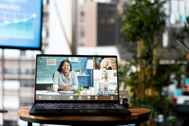 Trabajadores en videoconferencia en línea con colegas analizando la investigación juntos