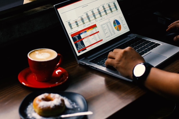 Trabajando en una acogedora cafetería con café caliente y donas.