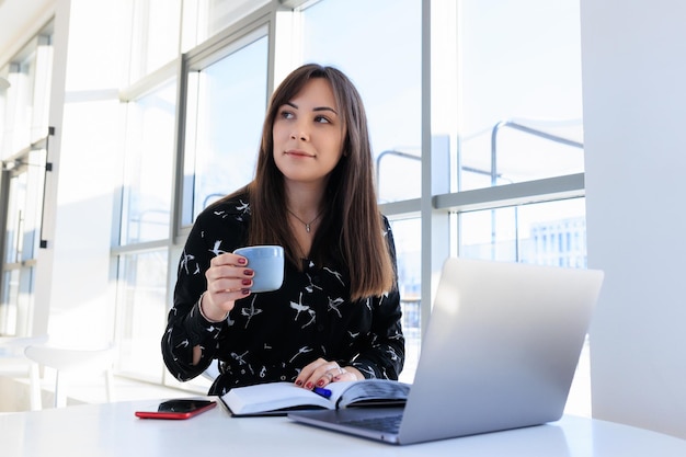 Trabajando en un café - una morena planea una semana laboral