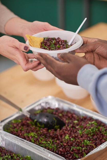 Foto trabajando en caridad alimentaria