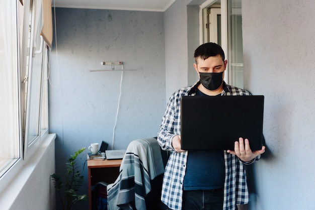 trabajando en casa durante la epidemia de coronavirus trabajando en una computadora portátil