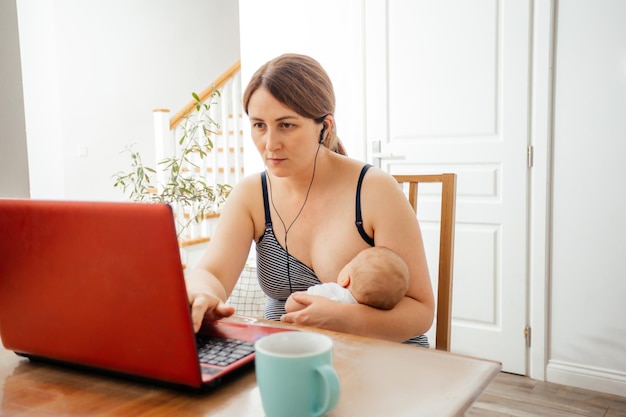 Trabajando desde casa madre con bebé recién nacido