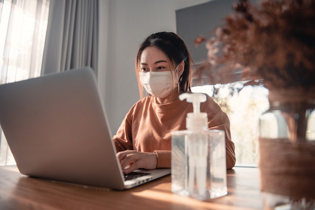 Trabajando desde casa, protección contra coronavirus, mujer en cuarentena para coronavirus con máscara protectora.