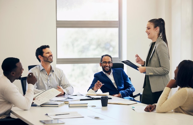 Trabajando como un equipo que se apoya y anima mutuamente. Toma de un grupo de empresarios que tienen una reunión en una sala de juntas.