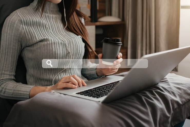 Foto trabajando en la computadora portátil, cerca de la mano de las mujeres de negocios.
