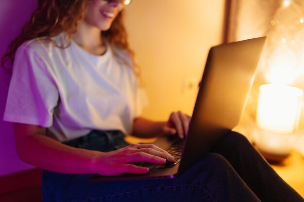 Trabajando en una computadora portátil Mujer joven estudiando sentada en casa Concepto de educación independiente de negocios